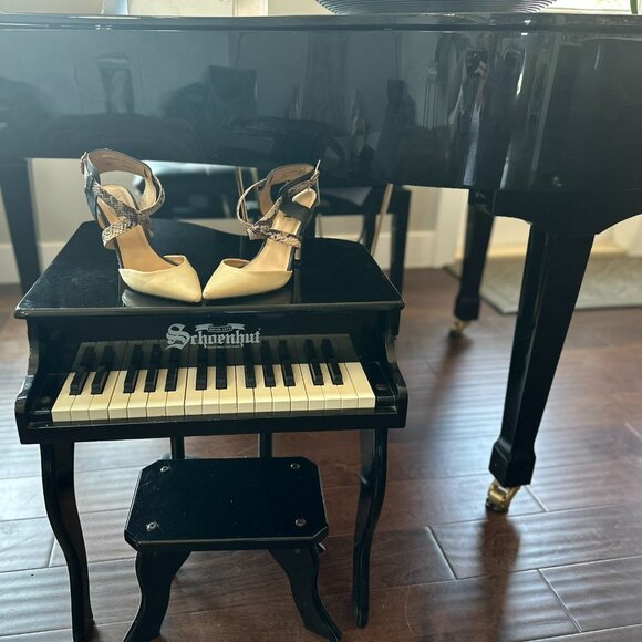 STUNNING DIBA WOMANS BEIGE STILLETTOS WITH BLACK & ALLIGATOR ACCENT STRAPS - Picture 2 of 5